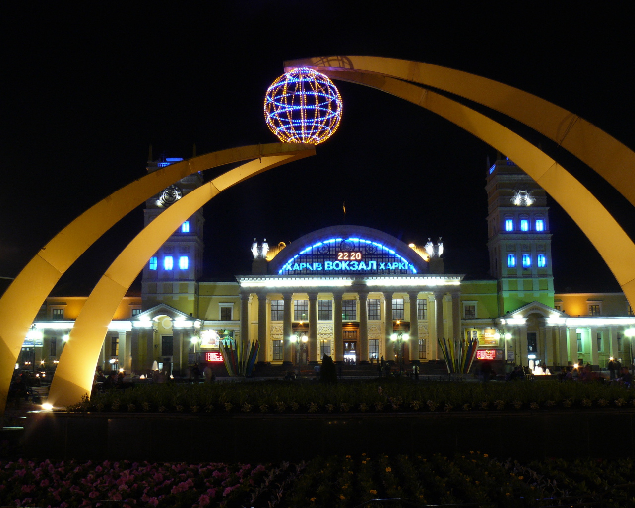 Харьковский ЖД вокзал ночью 