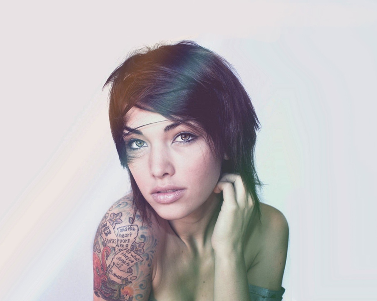 Девушка с татуировкой на плече