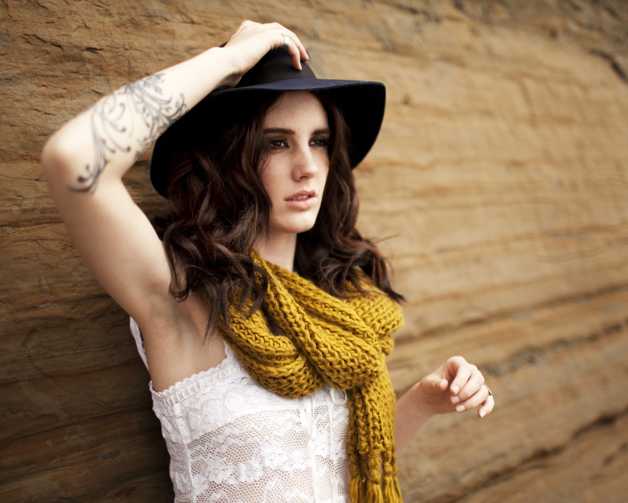 Брюнетка с татуировкой на руке