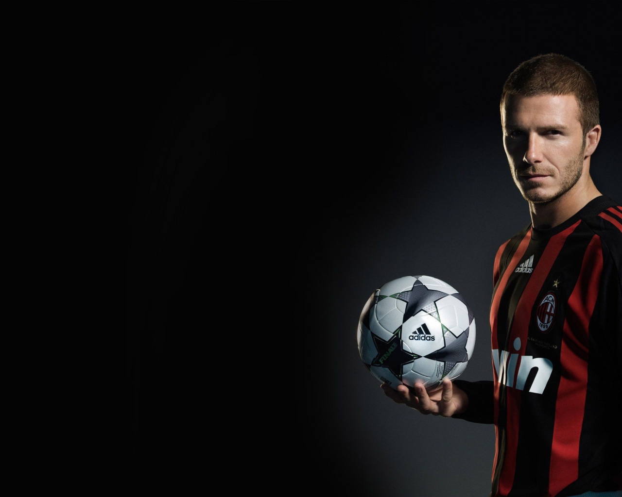 Футболист Давид Бекхэм с мячом