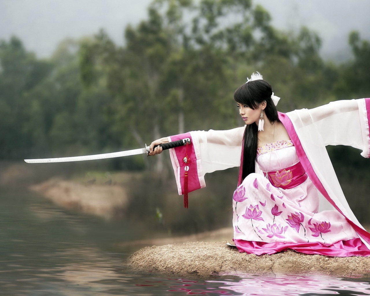 Японская девушка с мечем