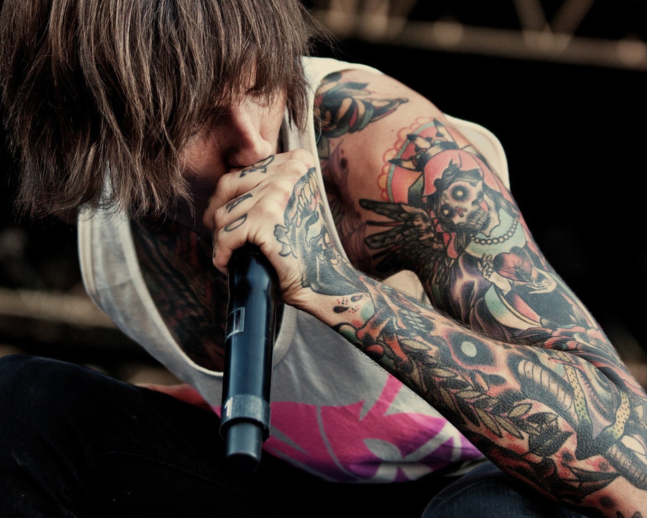 Певец с татуировкой