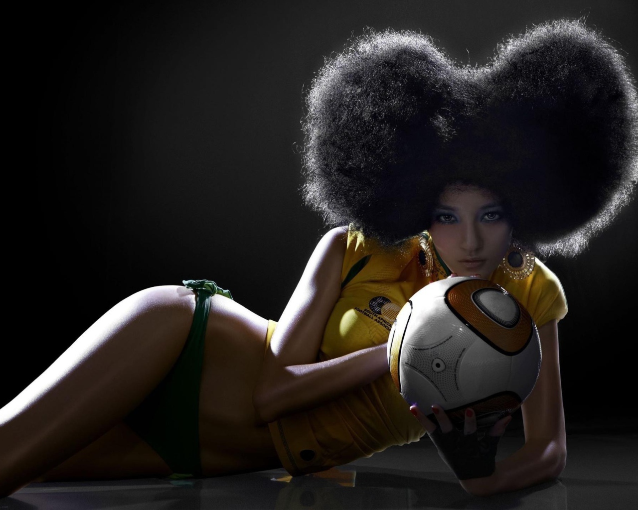 Африканская девушка с мячом