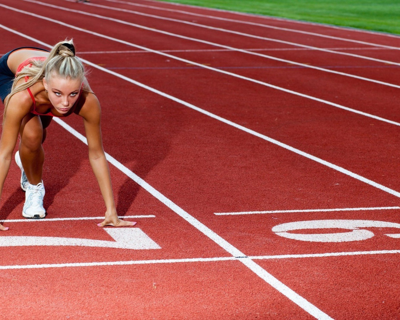 Женщина бегунья на старте