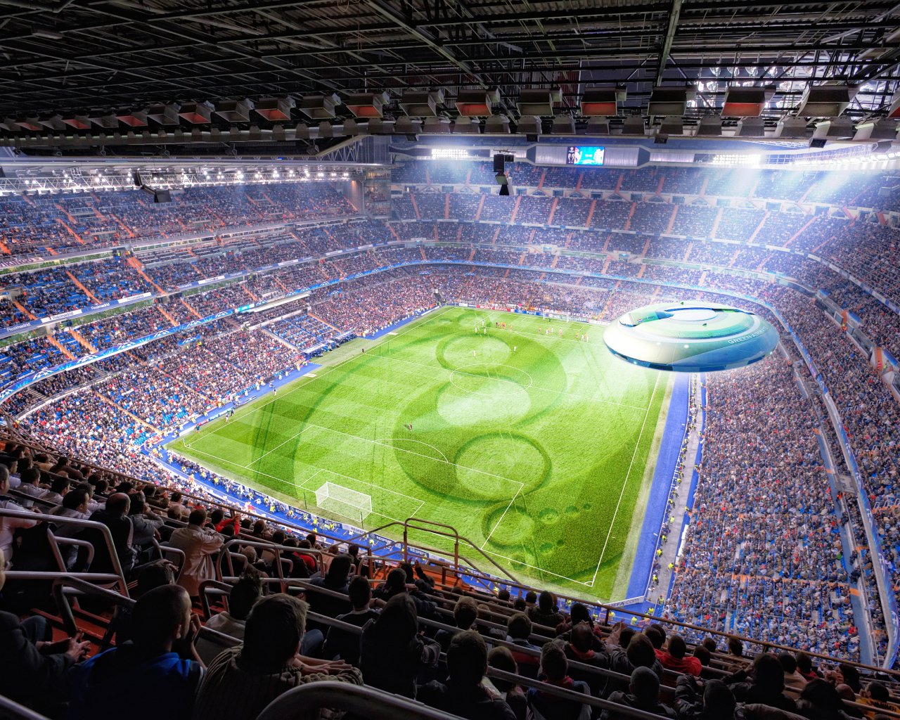 Летающая тарелка над стадионом