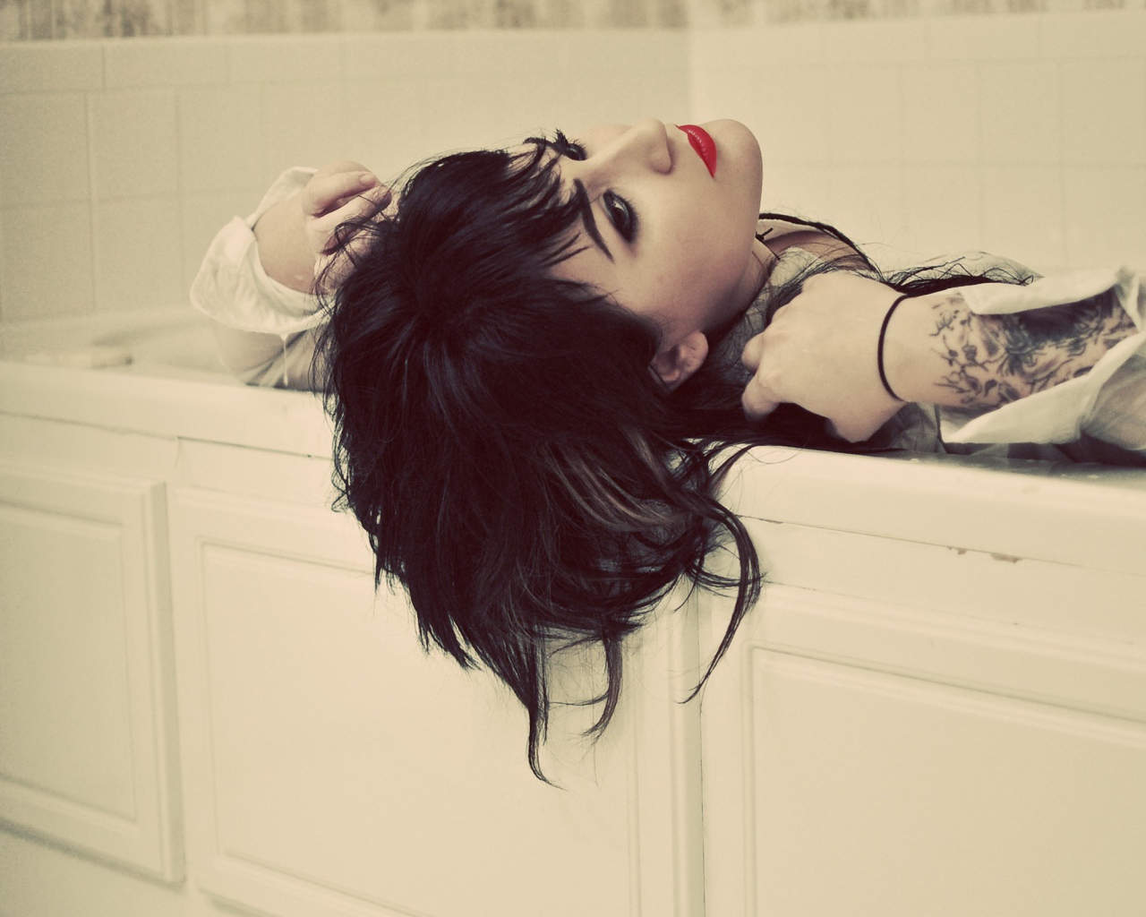 Девушка с татуировкой в ванне