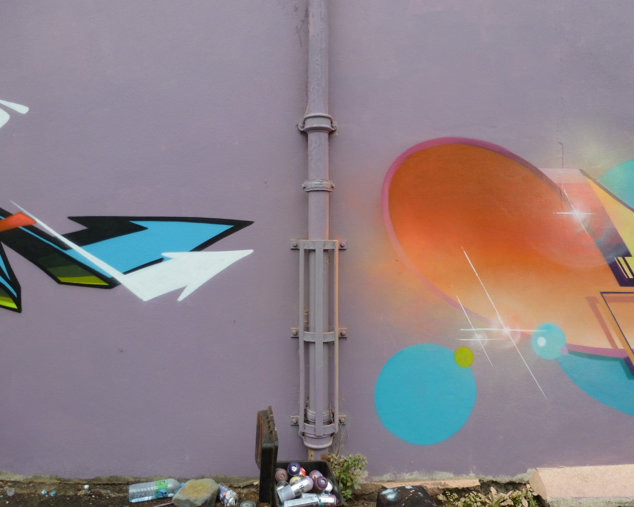 Граффити на стене и краски