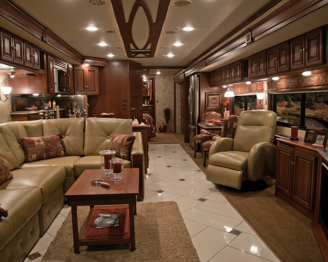 Большая комната с кожаным диваном