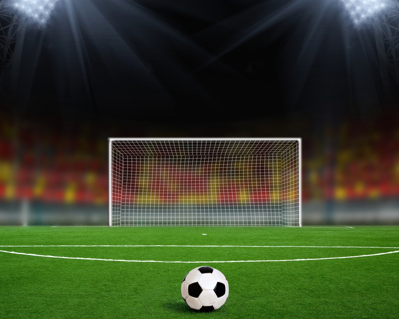 Футбольный мяч перед воротами