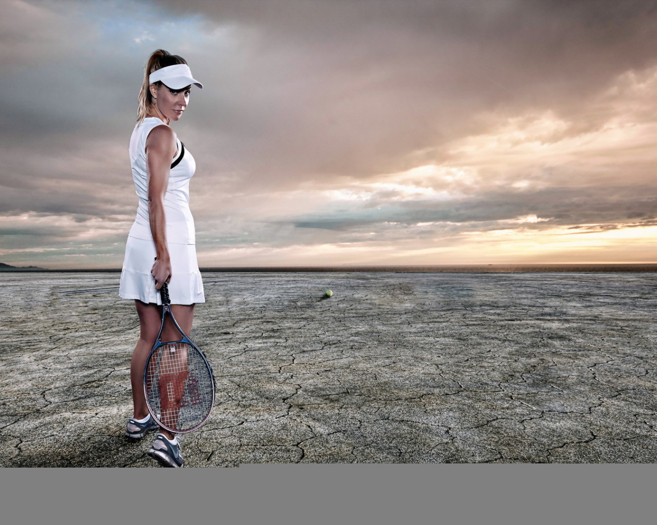 Тенниссистка с ракеткой