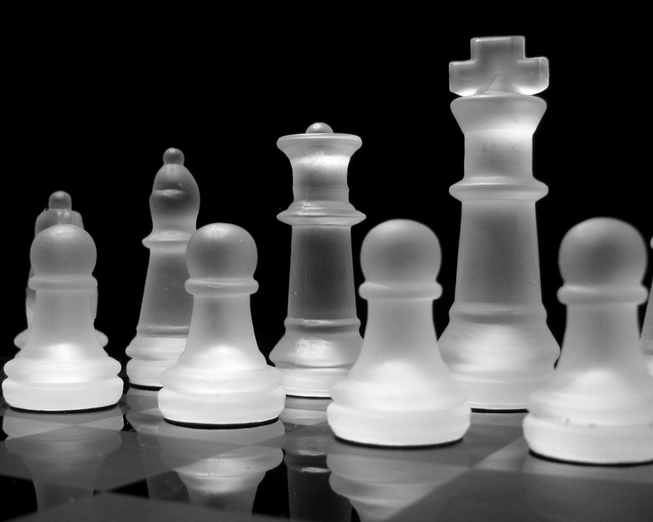 Шахматы из прозрачного стекла