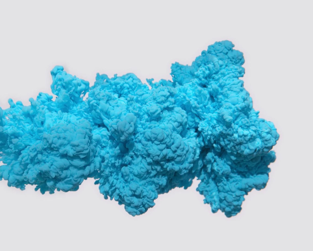 Сгусток голубого дыма на сером фоне