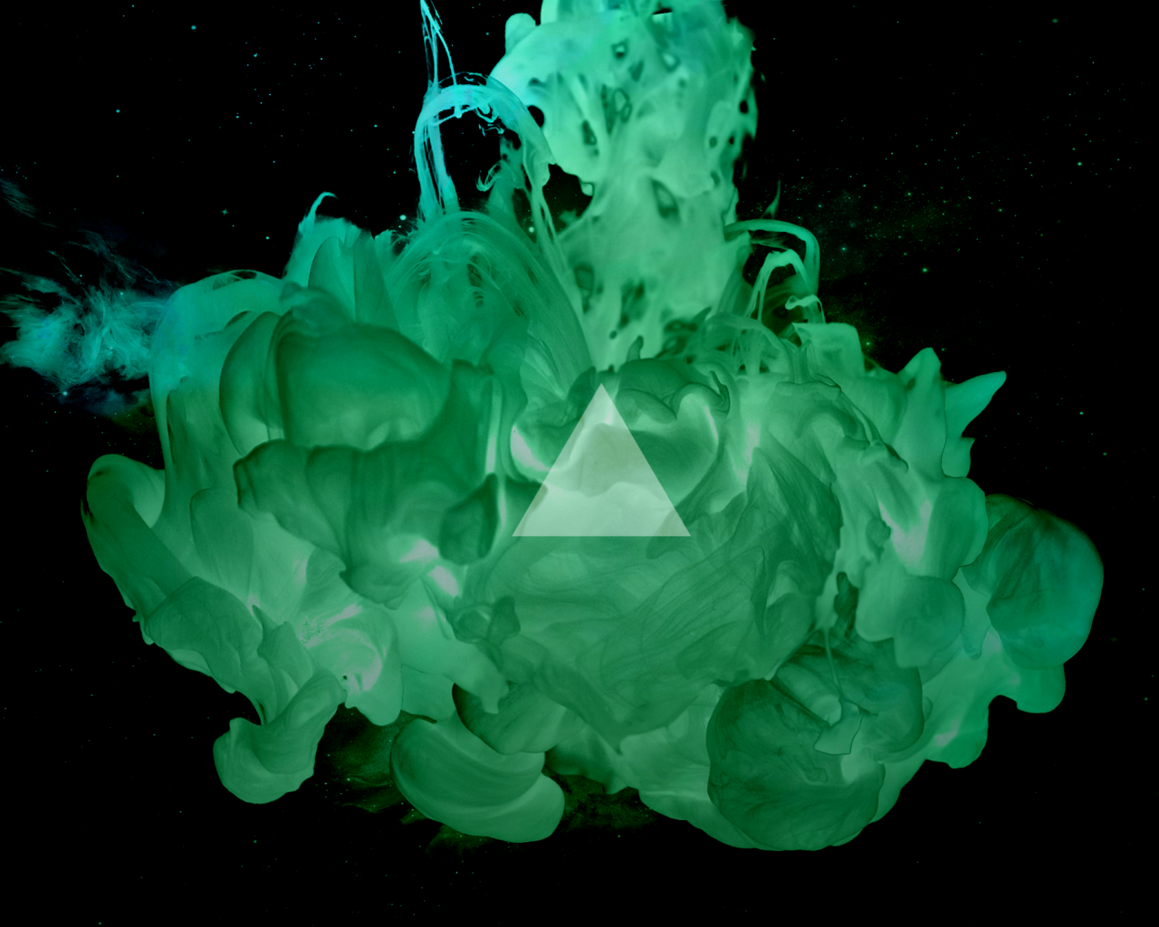 Треугольник на фоне зеленого дыма