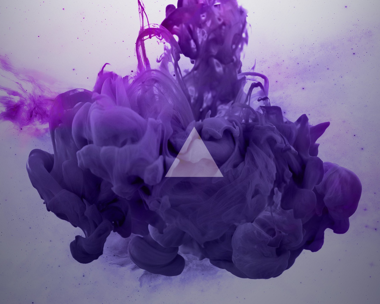 Треугольник на фоне фиолетового дыма