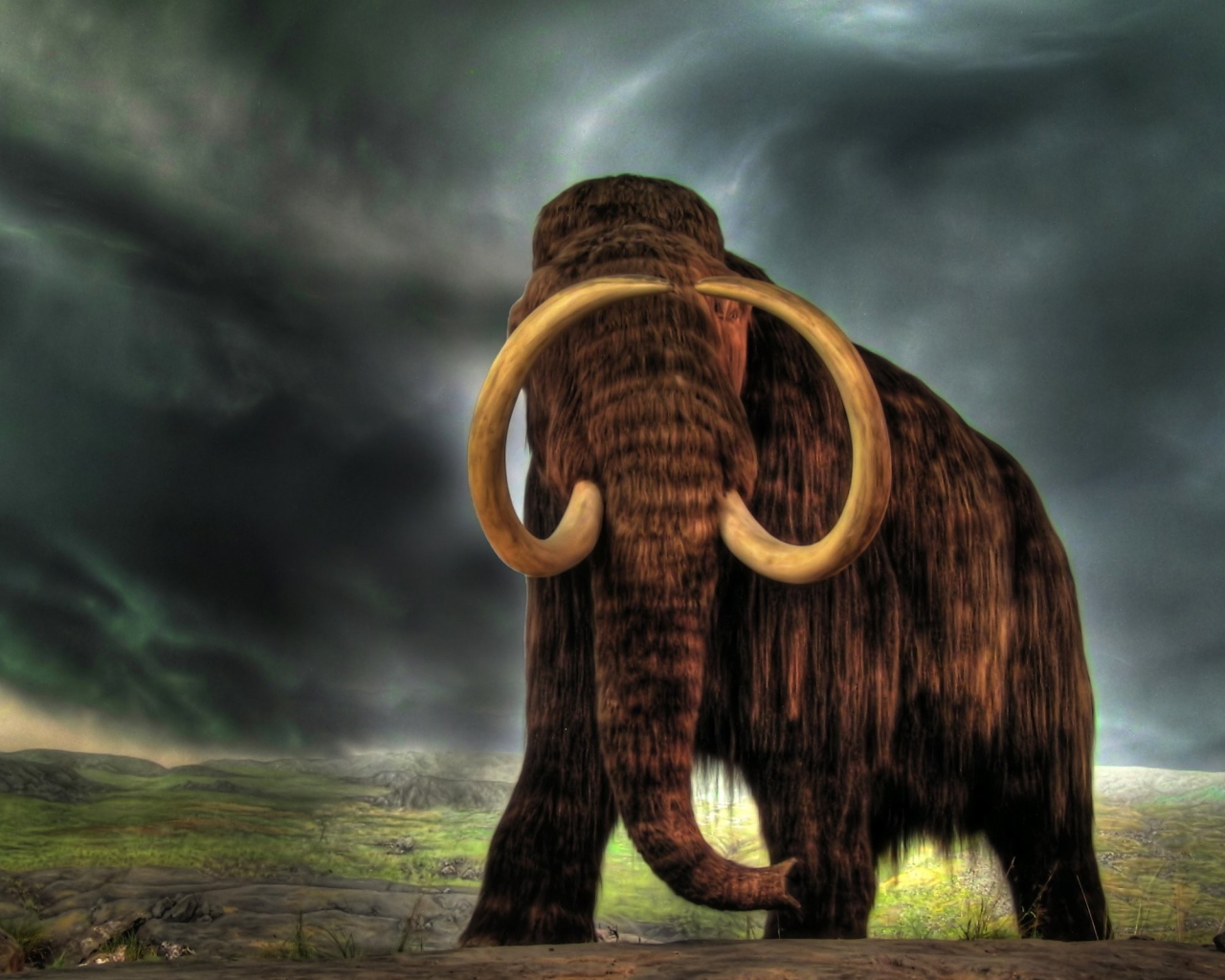 Косматый мамонт на фоне неба