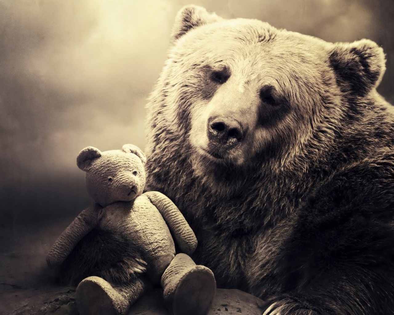 Медведь с игрушкой