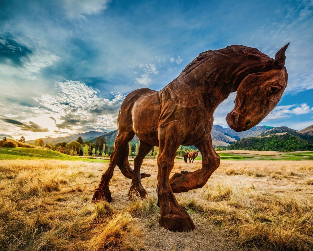 Коричневый конь бьет копытом