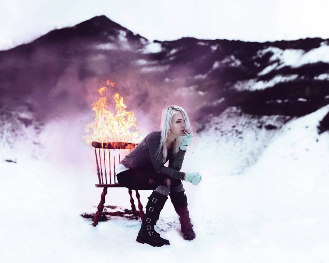 Девушка сидит на горящем стуле