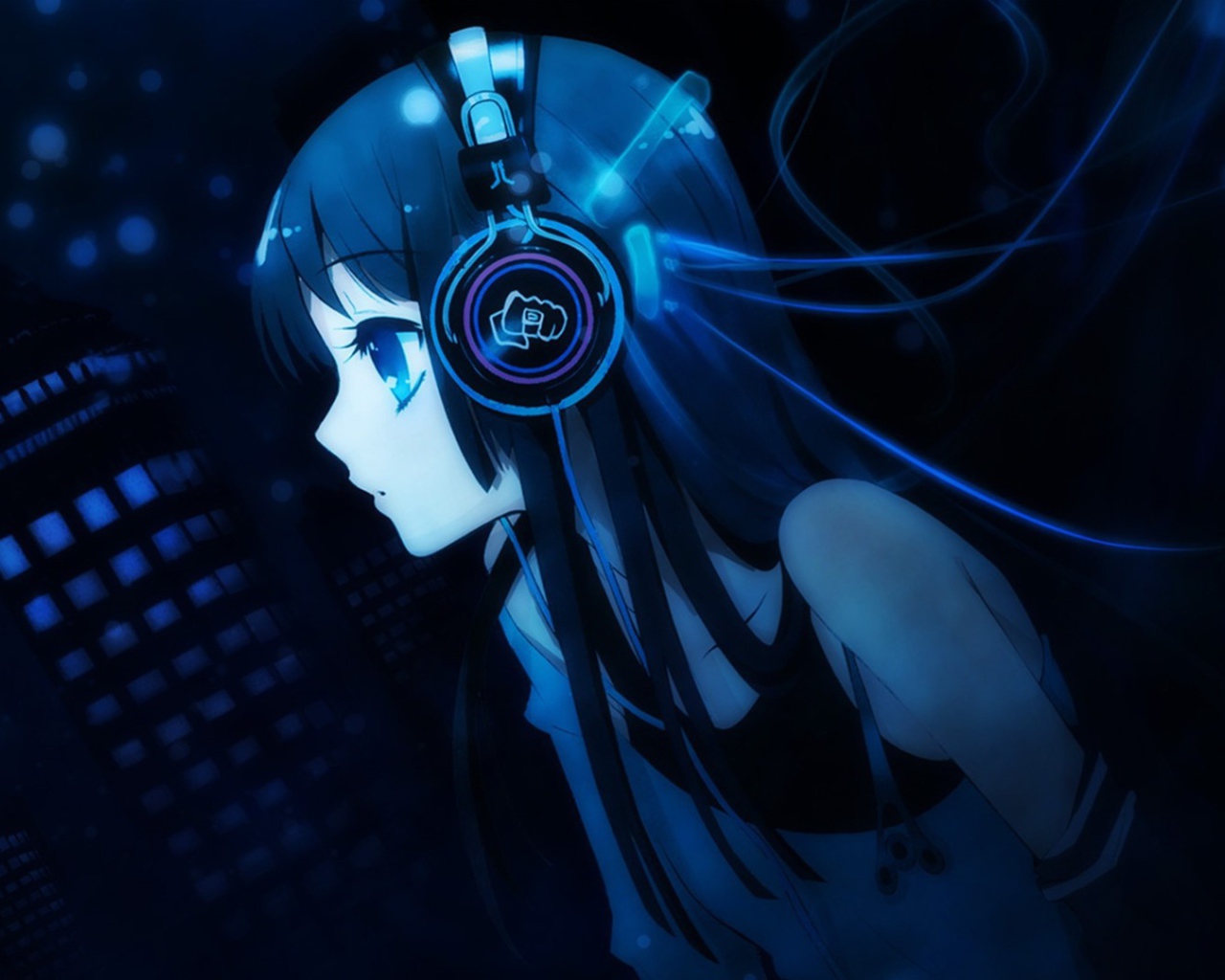 Девушка аниме Akiyama Mio в наушниках