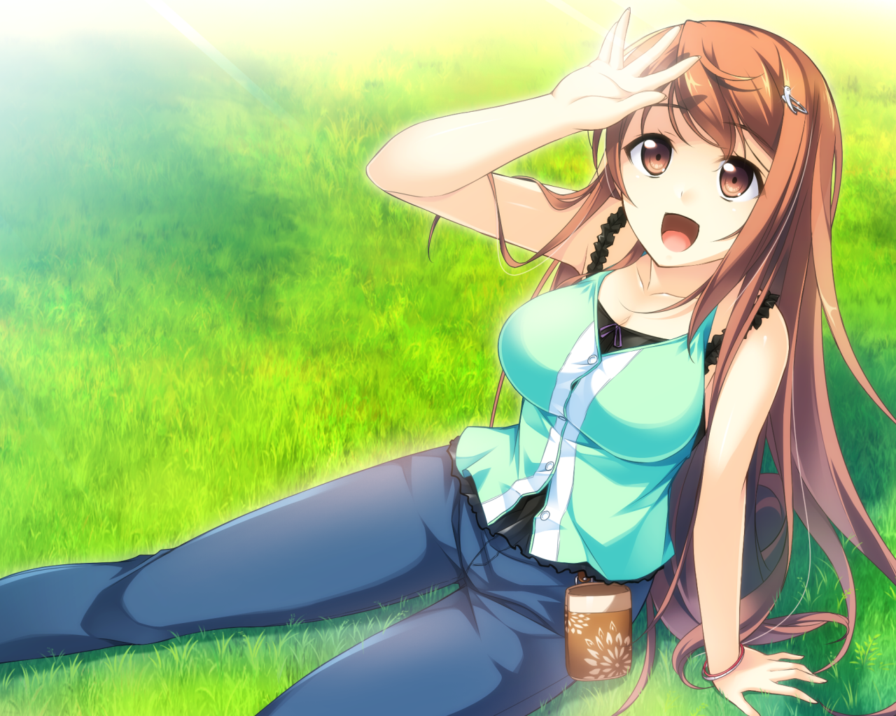 Аниме девушка шатенка сидит на газоне