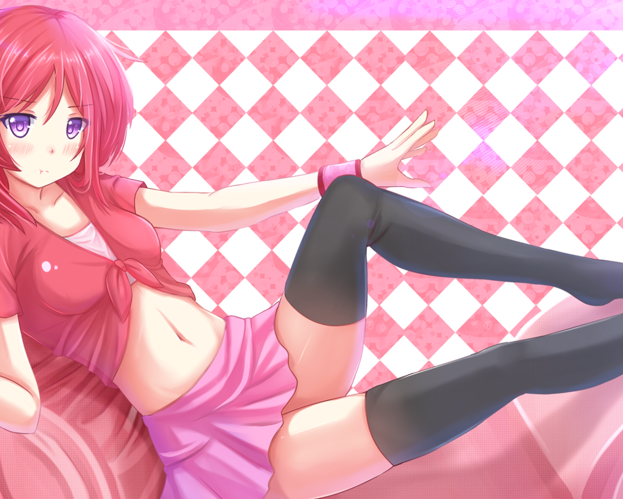 Аниме девушка в розовом окружении