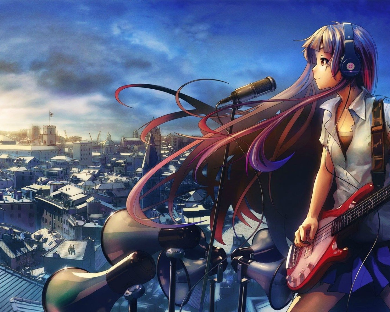 Девушка аниме поет на крыше дома