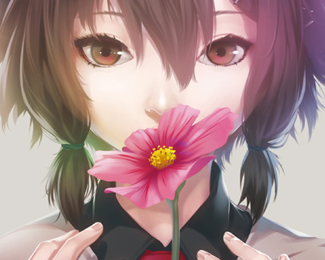 Девушка аниме нюхает розовый цветок