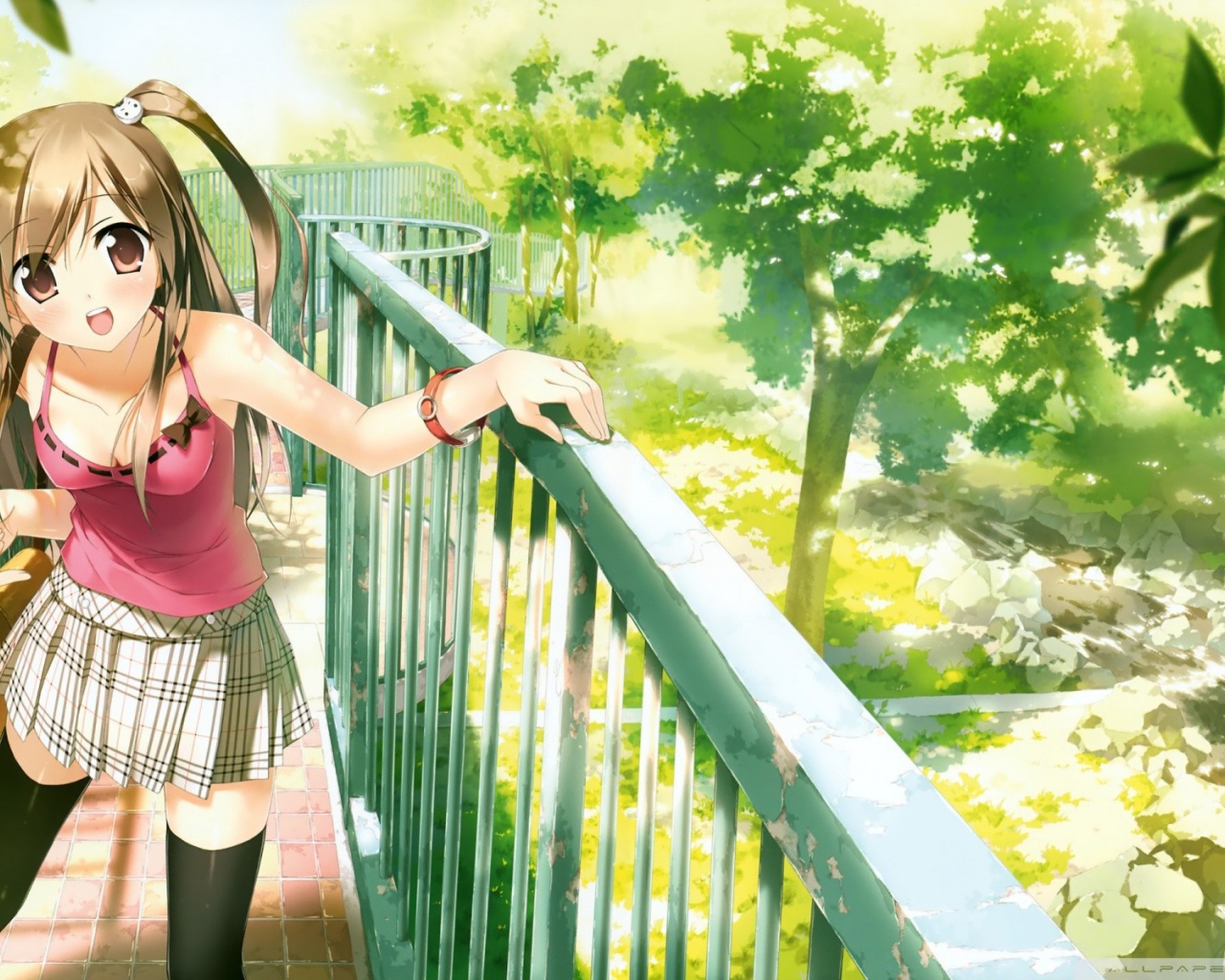 Девушка аниме идет по огороженной тропинке