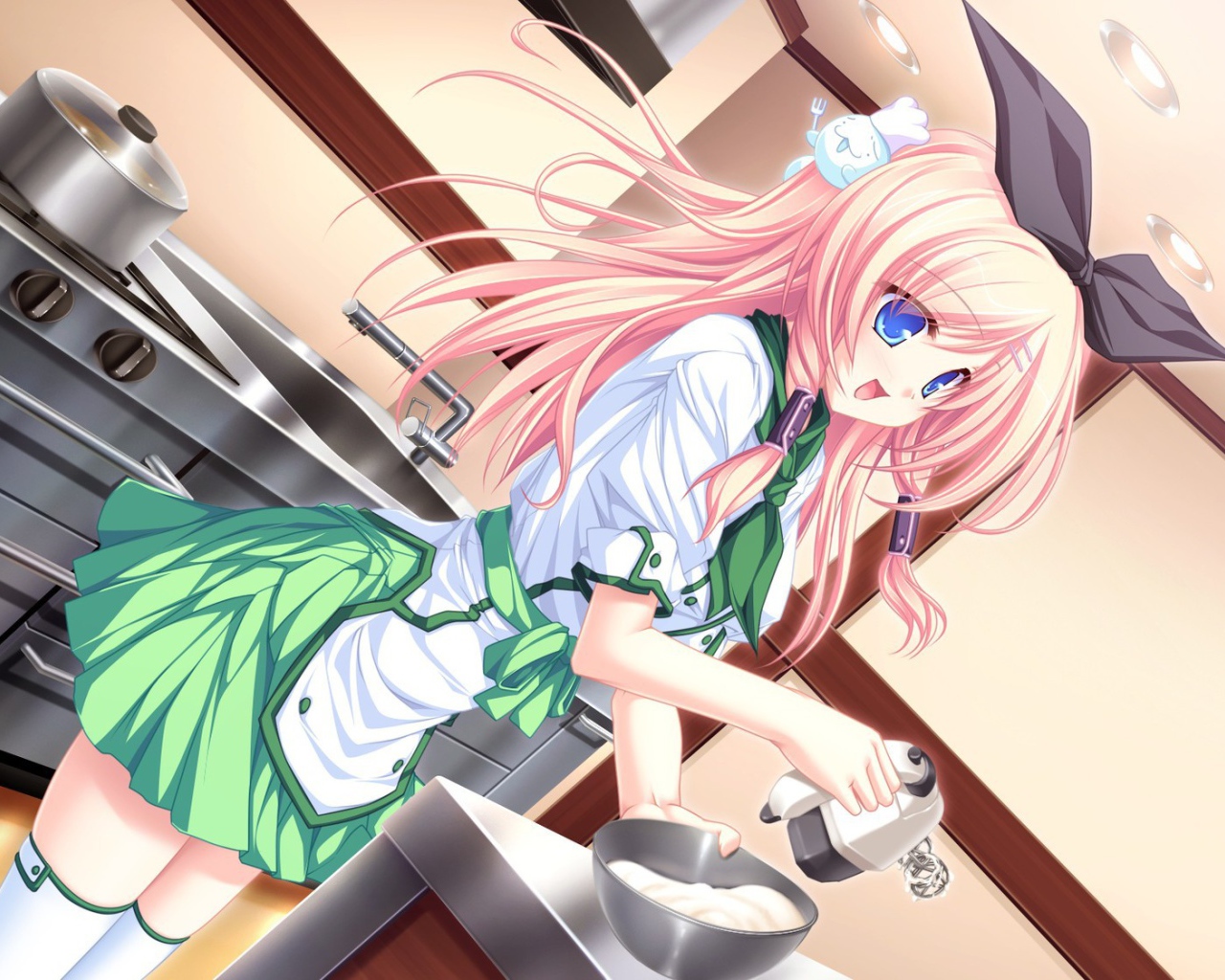 Девушка аниме с миксером на кухне