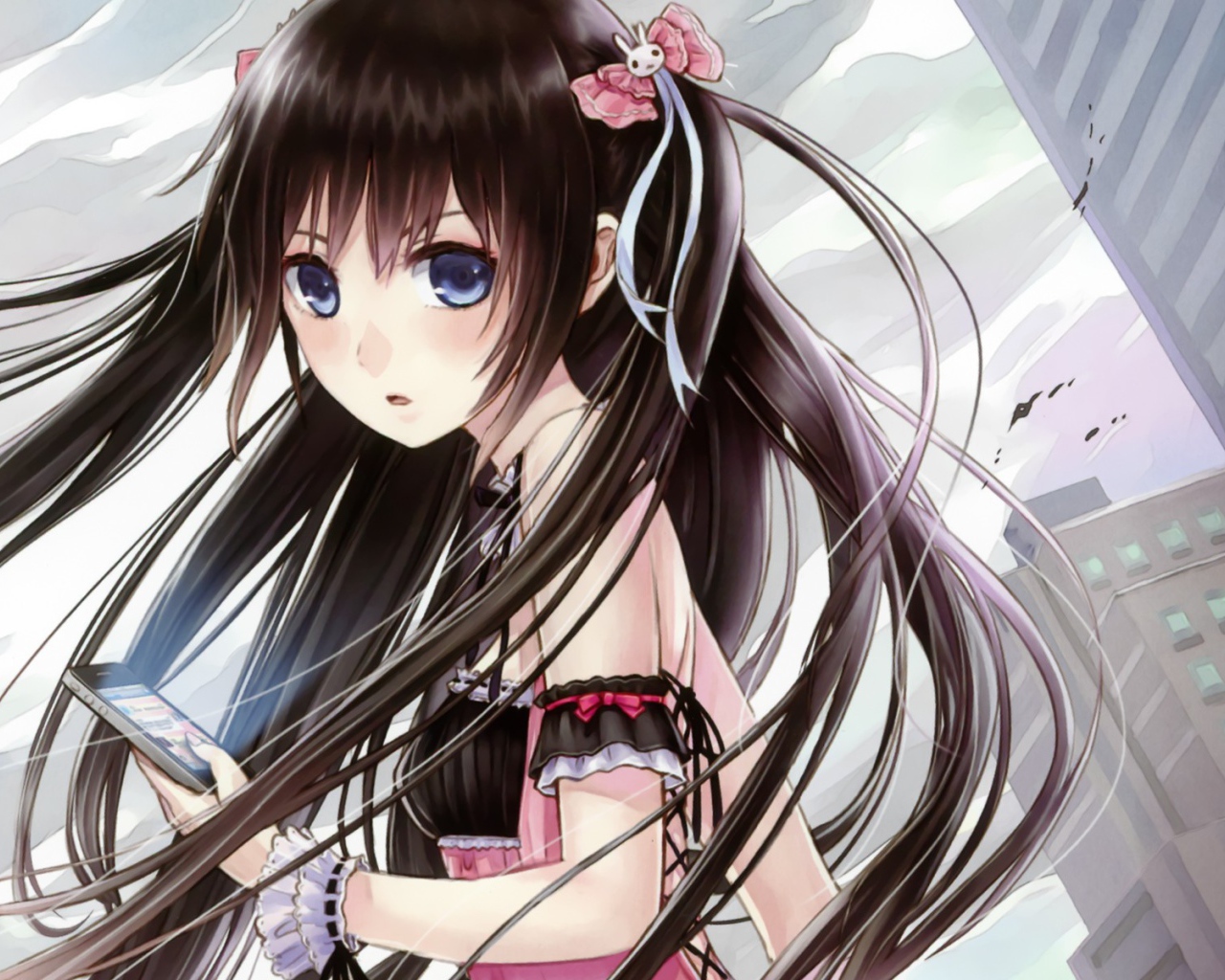 Аниме девушка со смартфоном в руке