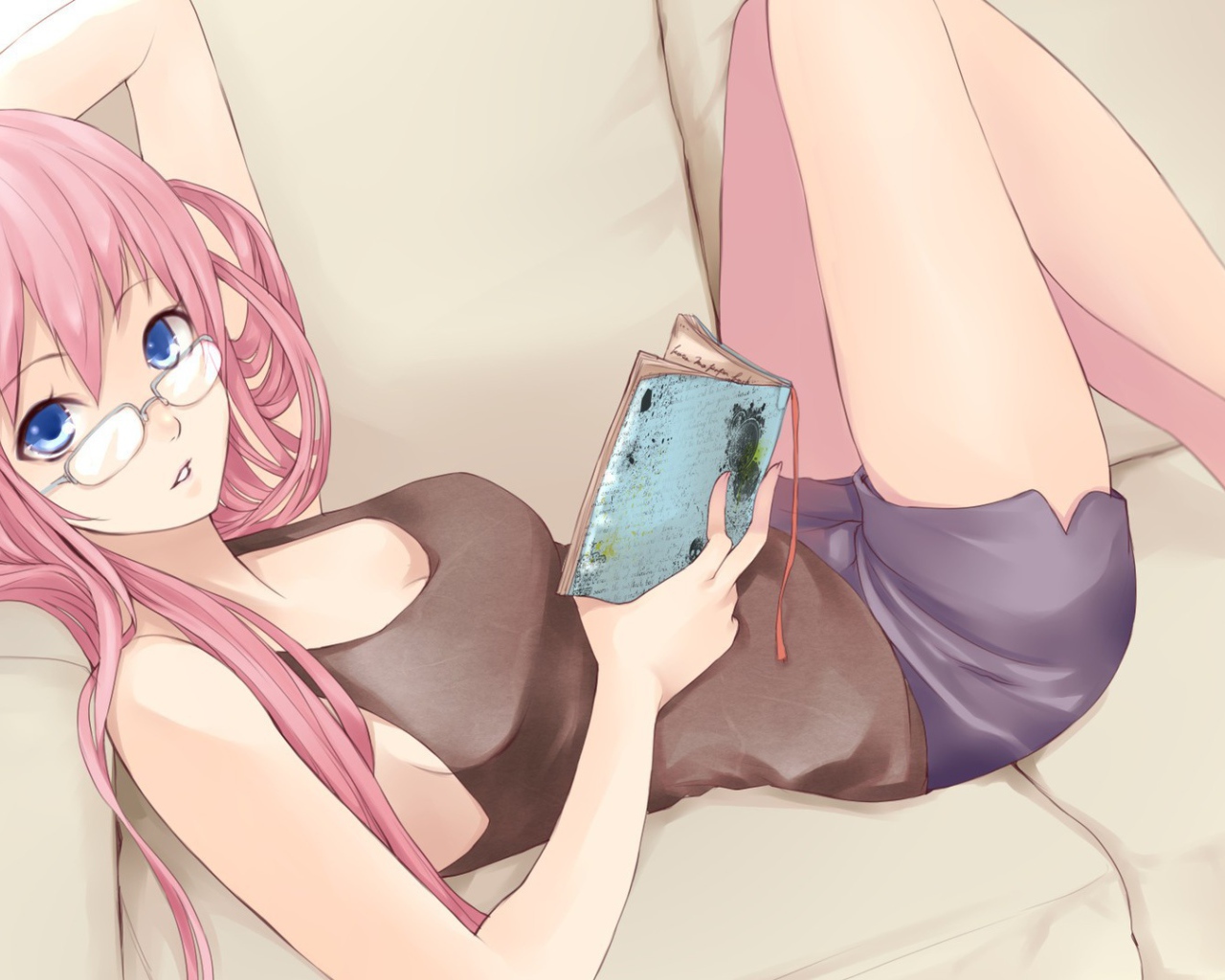 Аниме девушка в очках читает свой дневник