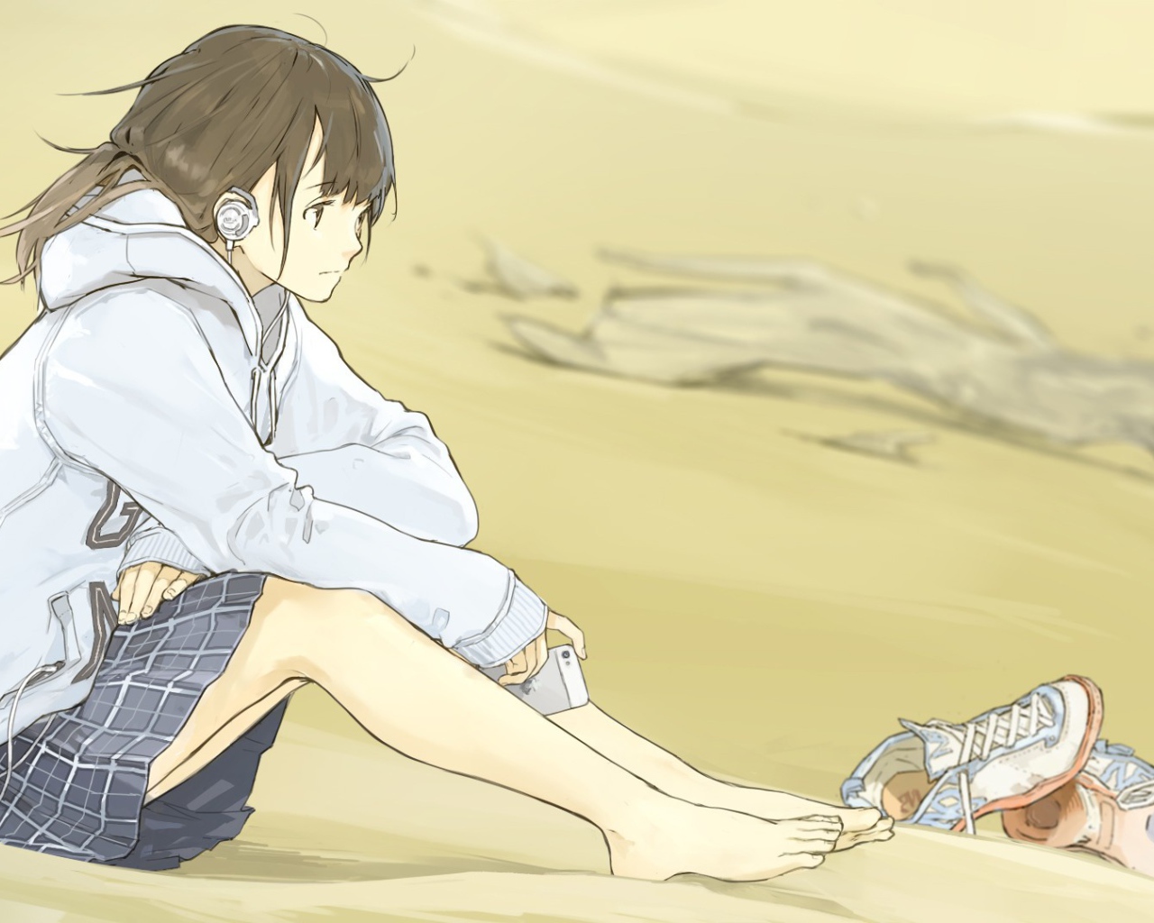 Девушка аниме в наушниках сидит на пляже