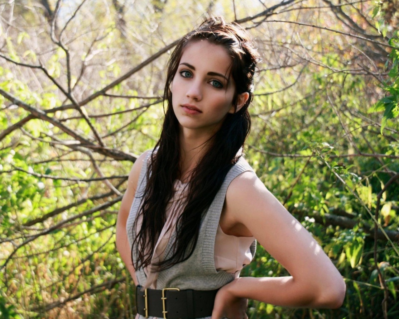 Эмили Радд на фоне зелени