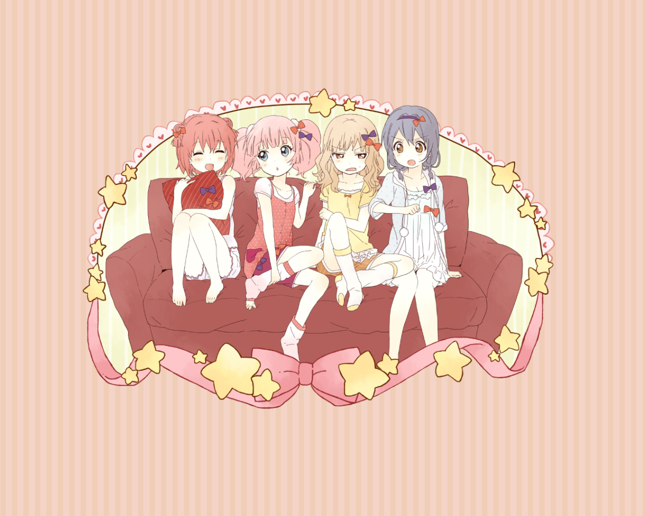 Девушки из аниме Юру юри сидят на коричневом диване