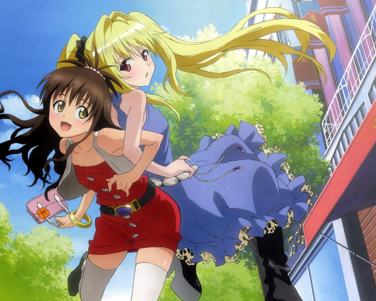 Девушки играют на улице в аниме Любовь и прочие неприятности