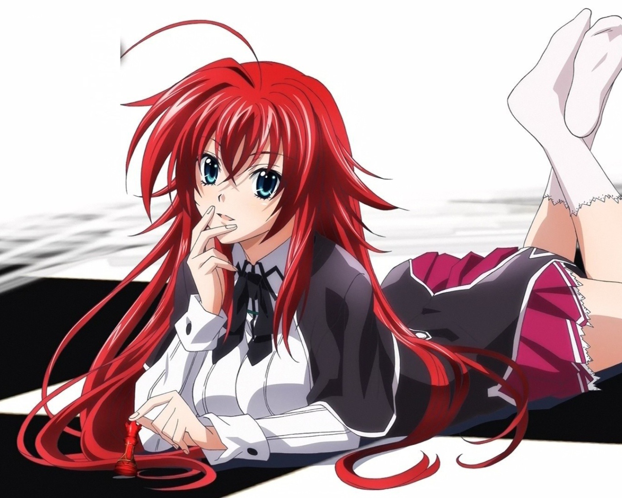 Красноволосая девушка из аниме Highschool DxD