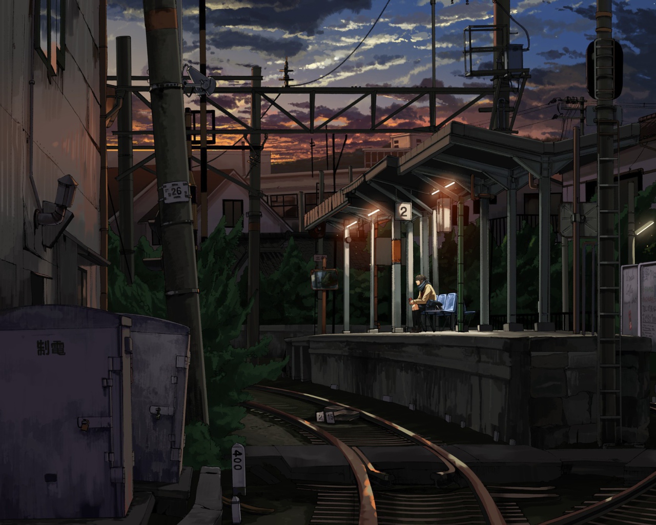 Одинокий парень на железнодорожной станции