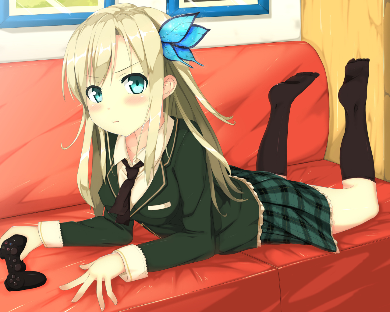 Девушка на диване в аниме У меня мало друзей