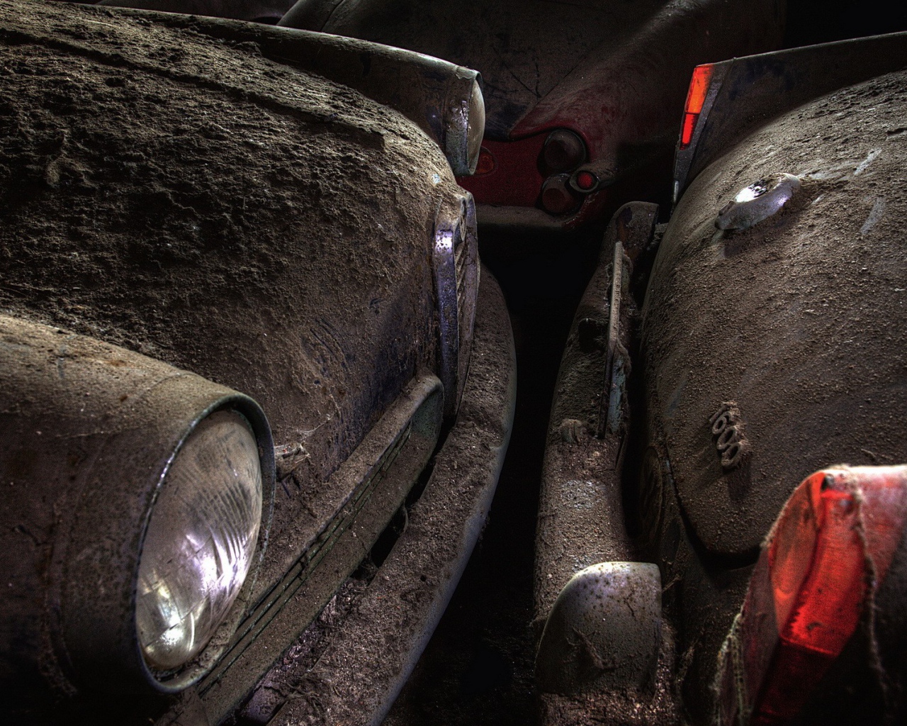 Толстый слой пыли на старых автомобилях