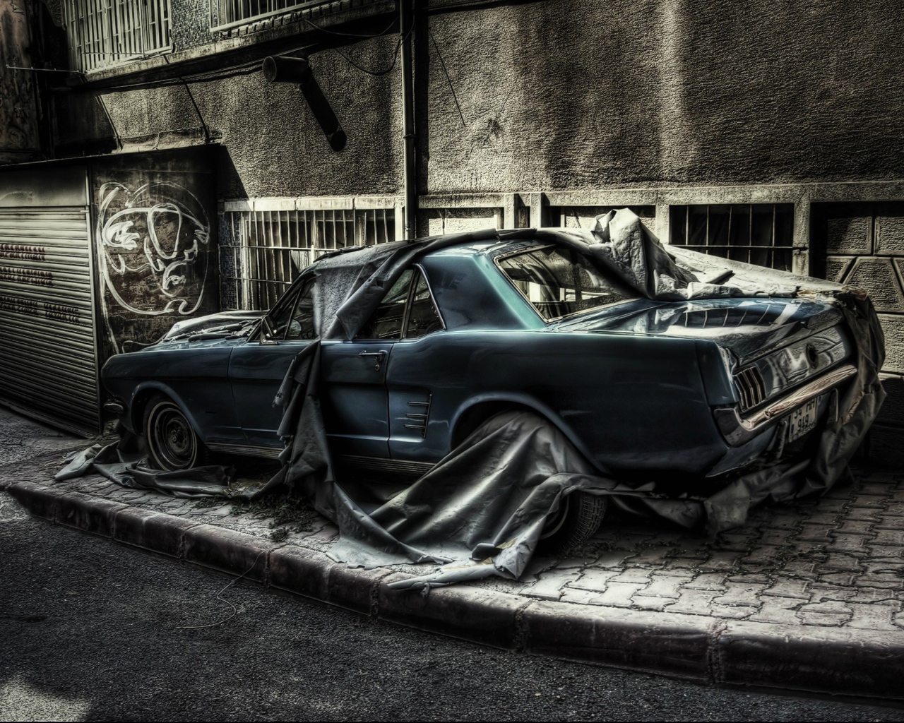 Брошенный автомобиль на городской улице, фото HDR