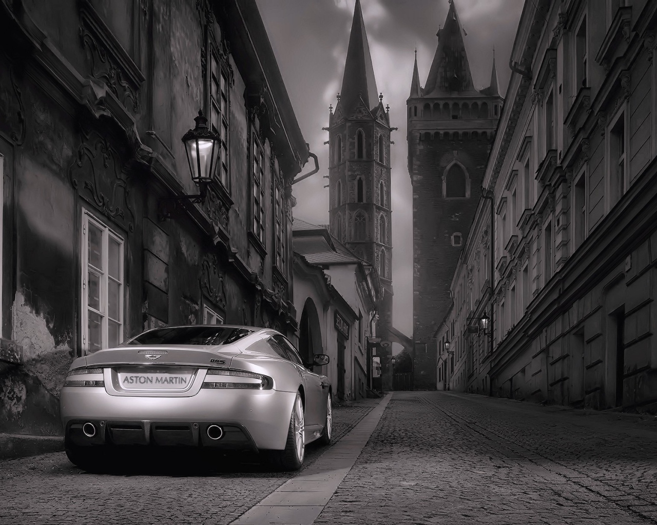 Астон Мартин в пустынном городе