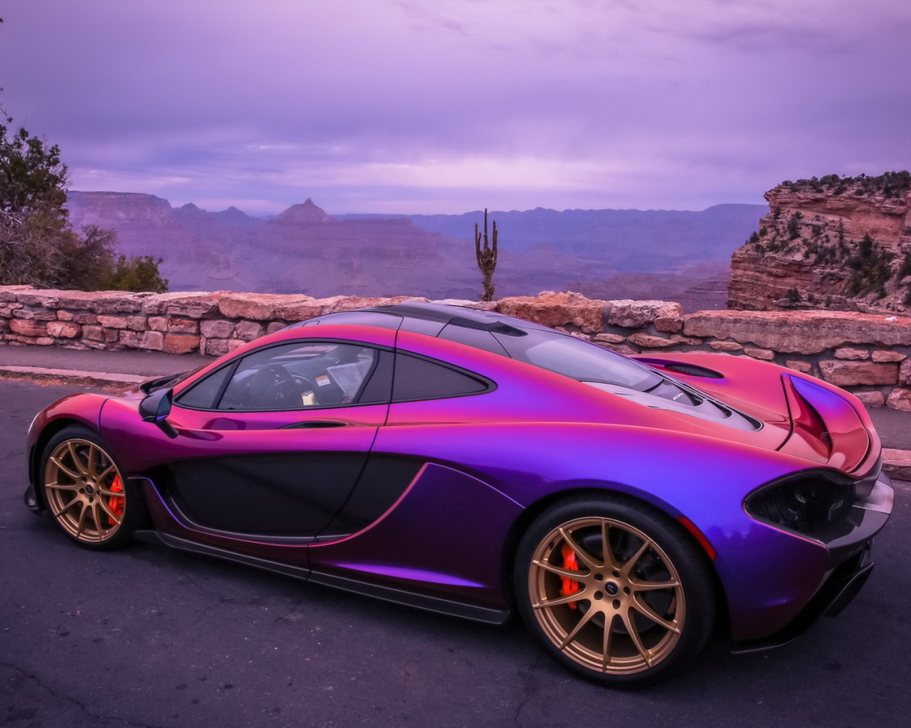 Красивый автомобиль McLaren Р1