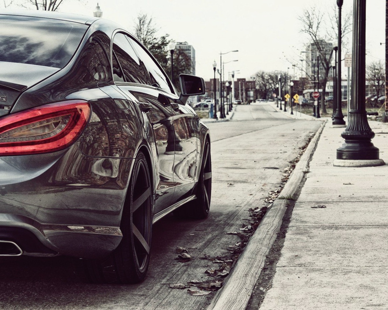 Красивый дорогой автомобиль на улице