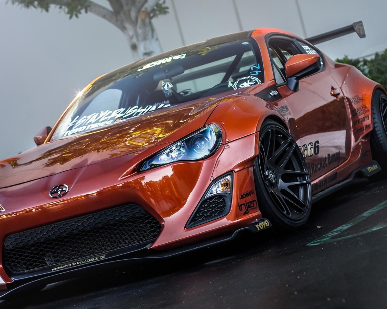 Красивый красный автомобиль Scion