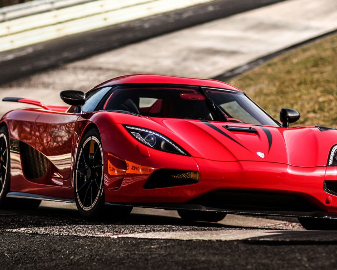 Красивый красный спортивный автомобиль