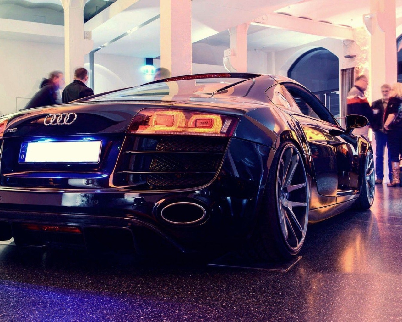 Черный Audi R8 в выставочном зале