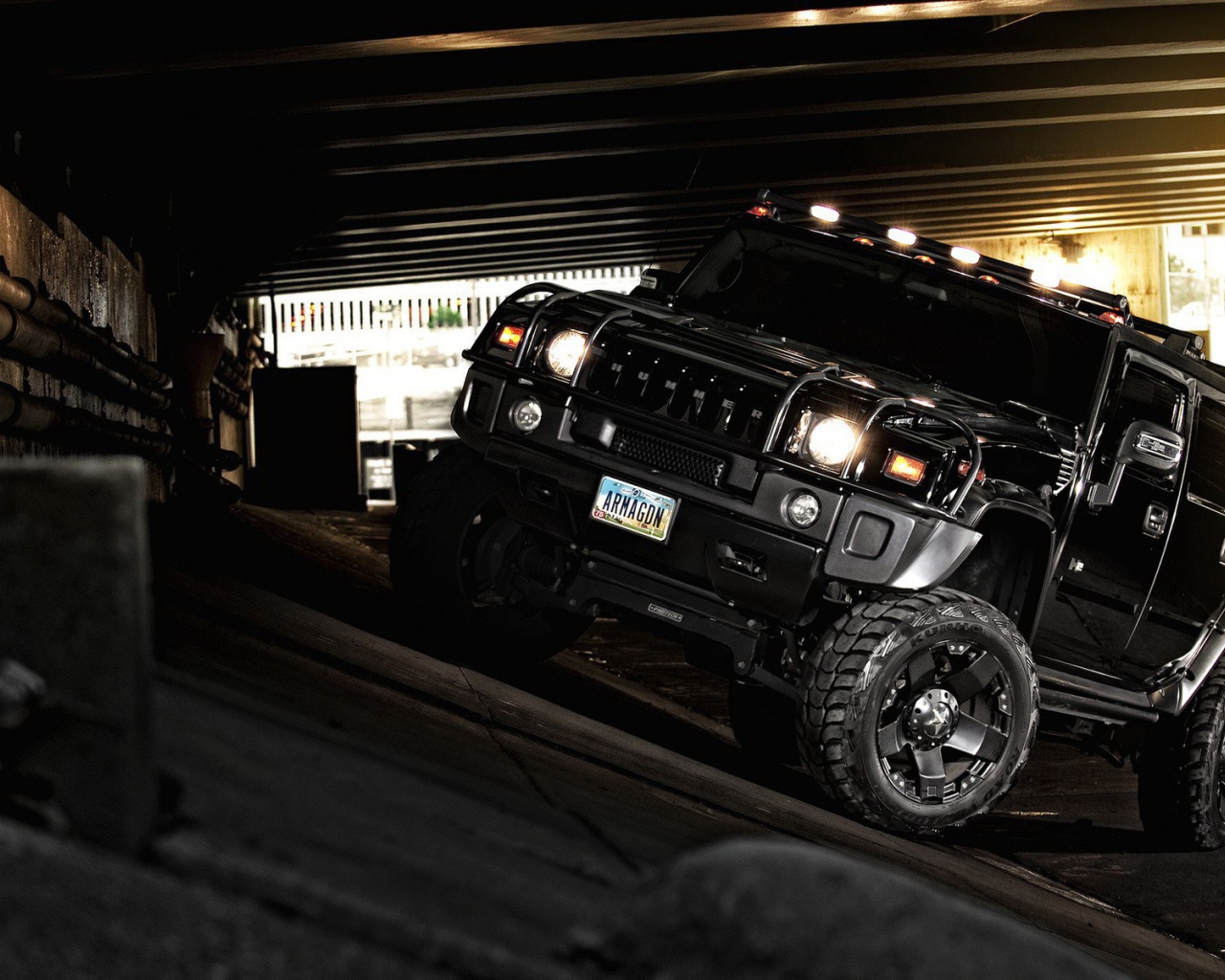 Черный Хаммер стоит на уклоне