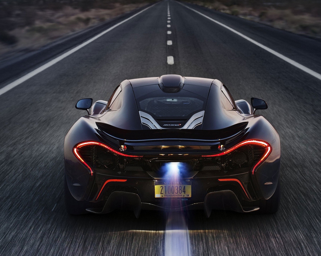 Черный McLaren P1 посередине шоссе