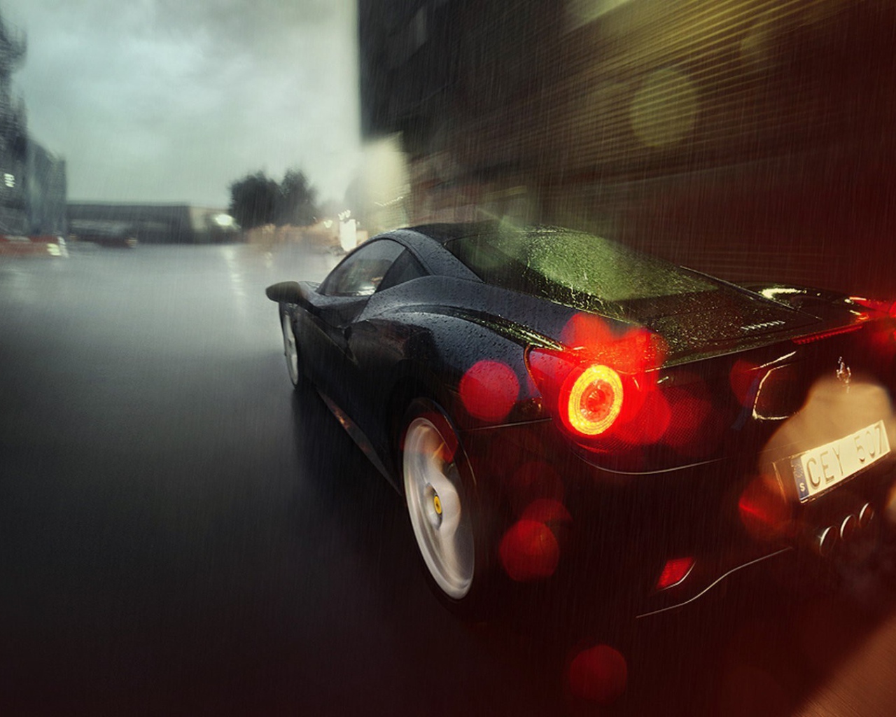 Черный автомобиль в дождливом городе