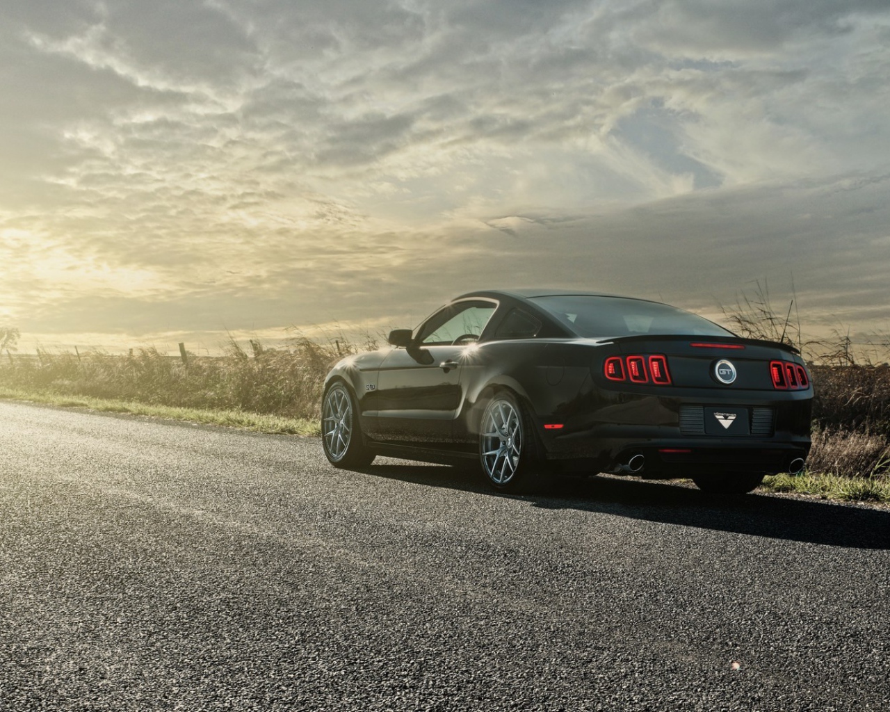 Черный автомобиль припаркован на трассе